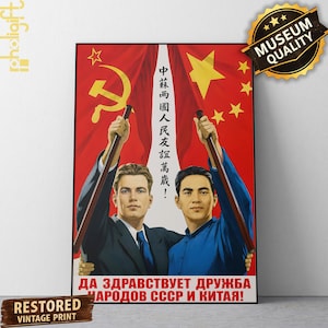 Könnte beinhalten: Vintage-Poster mit zwei Männern, die die Flaggen der Sowjetunion und Chinas halten. Die Flaggen sind rot mit goldenen Sternen und Symbolen. Text auf Russisch und Chinesisch feiert Freundschaft. Das Poster ist mit "Restaurierter Vintage-Druck" beschriftet.
