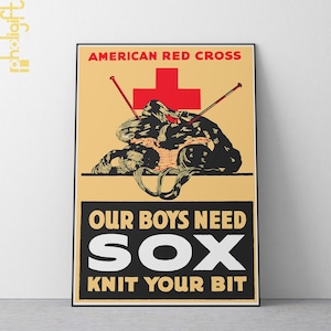 Könnte beinhalten: Ein Vintage-Plakat der American Red Cross aus der Zeit des Zweiten Weltkriegs. Das Plakat zeigt ein rotes Kreuz, einen Korb mit Garn, Stricknadeln und den Text "Our Boys Need Sox Knit Your Bit".