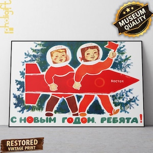 Puede incluir: Impresión vintage enmarcada que representa a dos niños con trajes espaciales montados en un cohete rojo, con la palabra "Vostok" en el cohete. La impresión incluye el texto "¡Feliz Año Nuevo, niños!" en ruso. La imagen está etiquetada como "Calidad de museo".