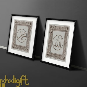 Puede incluir: Dos impresiones enmarcadas con marcos dorados ornamentados. Las impresiones presentan caligrafía árabe en negro y dorado sobre un fondo blanco. La impresión de la izquierda dice "Muhammad" y la impresión de la derecha dice "Allah".