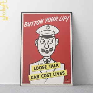Puede incluir: Un cartel rojo y blanco con una ilustración de dibujos animados de un hombre con uniforme militar con botones que le cubren la boca. El cartel dice "Button Your Lip! Loose Talk Can Cost Lives."