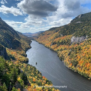 Peak Fall Cliff Mountain Landscape Canvas Print. Feuilles jaunes bordant la rivière. De gros nuages un jour d’automne. Photographie monumentale. Inspirant