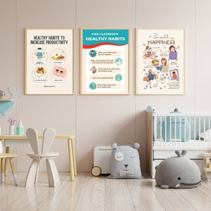 Pu&ograve; includere: Tre poster incorniciati con illustrazioni colorate e testo. I poster sono appesi a una parete rosa chiaro in una nursery. I poster sono intitolati "Healthy Habits to Increase Productivity", "Kids Classroom Healthy Habits", e "Small Happiness".