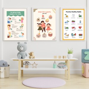 Pu&ograve; includere: Tre poster colorati con illustrazioni e testo su abitudini quotidiane sane per i bambini. I poster sono appesi a una parete bianca in una stanza con un tavolo di legno, un peluche e una torre di blocchi di giocattolo.
