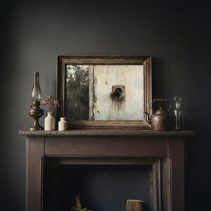 Peut inclure: Une sc&egrave;ne d'int&eacute;rieur sombre et atmosph&eacute;rique avec une chemin&eacute;e en bois. Un grand miroir encadr&eacute; &agrave; l'aspect vieilli est au centre. D'autres objets incluent une lampe en laiton, de petits vases, une bouilloire en cuivre et une bouteille en verre, cr&eacute;ant une esth&eacute;tique vintage.