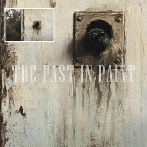 Peut inclure: Peinture textur&eacute;e et vieillie repr&eacute;sentant une porte avec une poign&eacute;e sombre et orn&eacute;e. Le texte "THE PAST IN PAINT" est visible. La palette de couleurs comprend des nuances de blanc, de marron et de noir, cr&eacute;ant une esth&eacute;tique vintage.