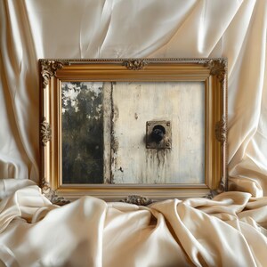 Peut inclure: Peinture encadr&eacute;e dans un cadre dor&eacute; orn&eacute;. L'&oelig;uvre repr&eacute;sente une section de mur blanc avec un objet sombre et circulaire et un fond sombre et flou. La peinture est pr&eacute;sent&eacute;e sur un tissu cr&egrave;me.
