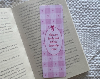 Marcador de livros "Compre-me livros e diga-me que sou bonita" | Estética rosa | Presente para amantes de livros | Marcador com laço | Marcador feito à mão | Laço rosa