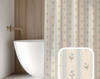 Duschdraperi med blommönster i vintagestil, blått och bohemiskt tryck | Badrumsinredning i lantlig stil med Cottagecore-motiv
