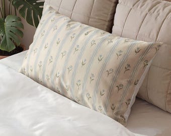 Fronha com estampa floral vintage e listras | Almofada decorativa estilo cottagecore