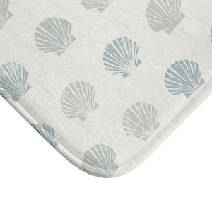 Seashell Pattern Bath Mat | Neutral Coastal Nautical Bathroom Decor