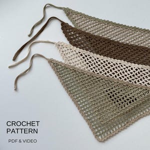 Puede incluir: Tres bandanas triangulares de ganchillo en verde oliva, marrón oscuro y crema. Cada pieza presenta un patrón de malla abierta con un borde festoneado decorativo y lazos largos en las esquinas. El texto dice: CROCHET PATTERN PDF & VIDEO.