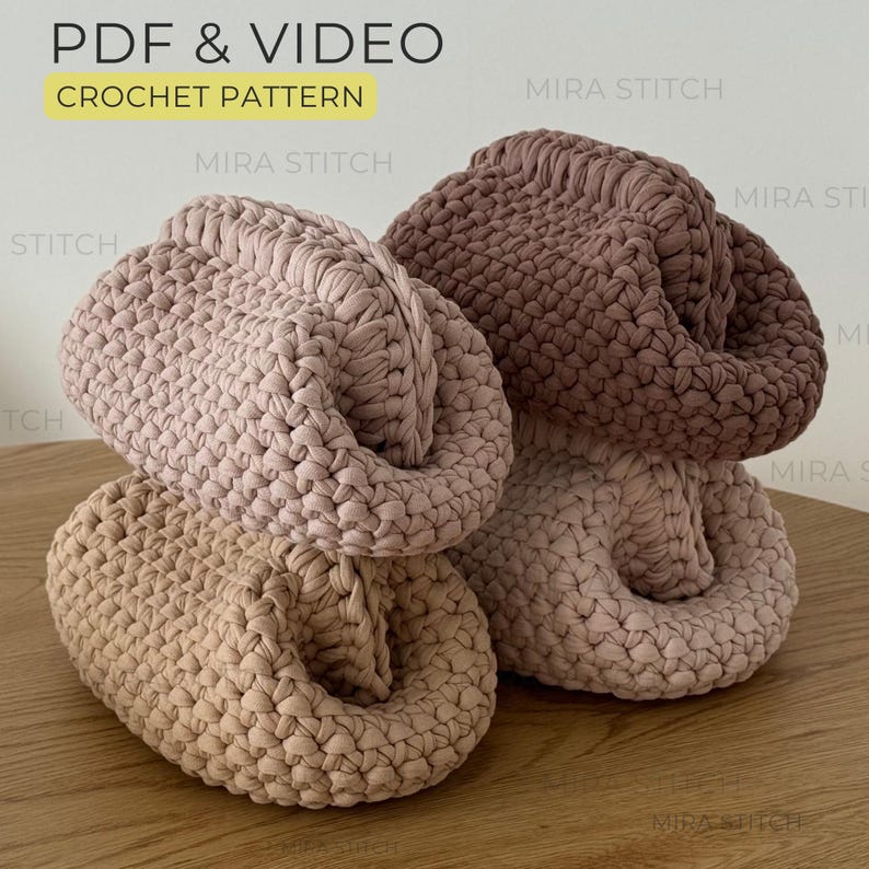 Crochet bubble pouch pattern with thick t-shirt yarn, stylish DIY handbag tutorial and PDF instructions.
