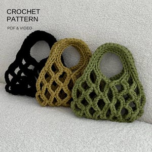 Peut inclure: Trois sacs au crochet en noir, jaune moutarde et vert olive, chacun présentant un motif en maille losange ouverte et une poignée intégrée. Le texte CROCHET PATTERN PDF & VIDEO est affiché dans le coin supérieur gauche de l'image.