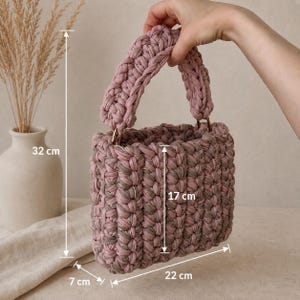 Finished size chart for Muse crochet bag pattern, small structured T-shirt yarn handbag with height and width measurements