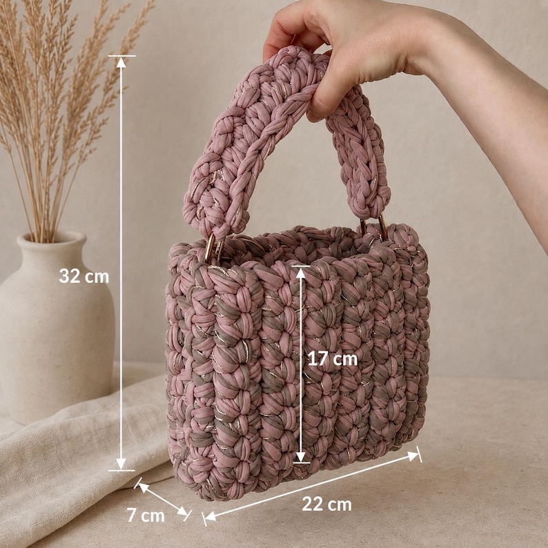 Finished size chart for Muse crochet bag pattern, small structured T-shirt yarn handbag with height and width measurements