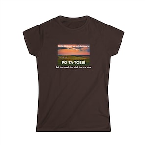 Könnte beinhalten: Braunes T-Shirt mit dem Text "PO-TA-TOES!" und dem Satz "Boil 'em, mash 'em, stick 'em in a stew." Die Grafik enthält ein Landschaftsbild mit dem Text "In the Midwest, we only believe in three things..."