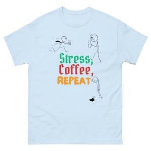 Puede incluir: Camiseta azul claro con una ilustración de figura de palo y el texto "Stress, Coffee, Repeat".