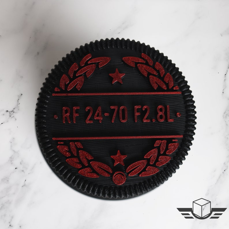 Pu&ograve; includere: Tappi per obiettivo stampati in 3D di colore nero e rosso con il testo ".RF 24-70 F2.8L."
