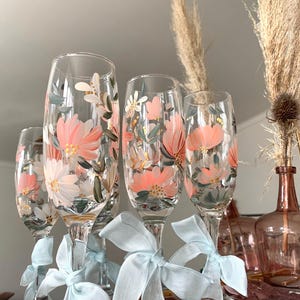 Hand-painted champagne flutes, personalized wedding glassware, bridesmaid favors, wedding guest decorations, wine glasses