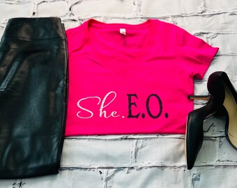 Ze is E.O. Dames-T-shirt: een krachtig cadeau voor een ondernemer