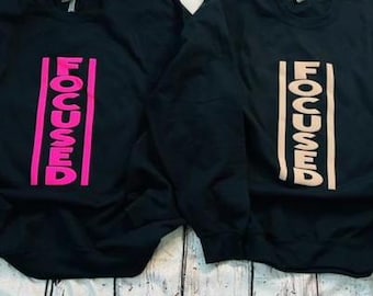 フォーカス、インスピレーション スウェットシャツ、ユニセックス スウェットシャツ、パフプリント、メンズ スウェットシャツ、レディース スウェットシャツ、スタイリスト ユニセックス スウェットシャツ