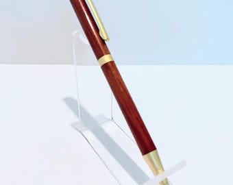 Bolígrafo de madera de corazón rojo hecho a mano con detalles en oro mate