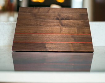 Tabla de cortar de nogal y corazón rojo