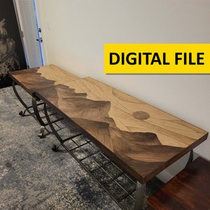 Pode incluir: Uma mesa de madeira com um design de incrustação de cordilheira. A mesa tem uma estrutura de metal com um padrão de grade e está sentada em um tapete cinza. O texto "DIGITAL FILE" está em uma caixa amarela na parte superior da imagem.