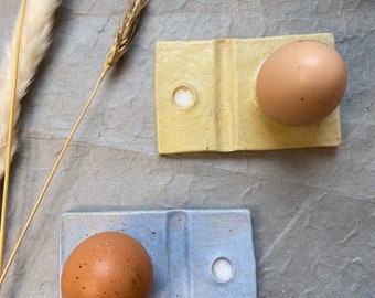 Eierbecher aus handgemachter Keramik, im 2-er Set mit Einkerbung für Salz und Löffel