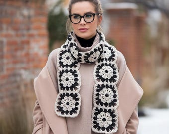 Zwart-wit gehaakte sjaal, gebreide Afghaanse sjaal, handgemaakte sjaal voor dames, vintage winteraccessoire