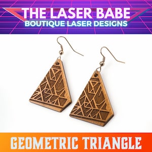 Puede incluir: Un par de pendientes de madera con un diseño de triángulo geométrico. Los pendientes son marrones y tienen un patrón cortado con láser. Los pendientes se llaman "Geometric Triangle" y son de "The Laser Babe Boutique Laser Designs".