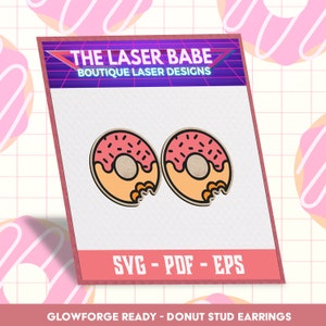 Puede incluir: Dos pendientes de botón de donut rosa y naranja con glaseado blanco y chispas rosas. Los pendientes están listos para ser cortados en una Glowforge. Se incluyen archivos SVG, PDF y EPS.