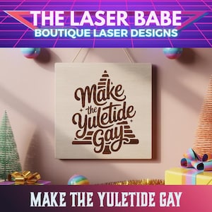 Peut inclure: Panneau en bois avec l'inscription "Make the Yuletide Gay" en script marron. Le panneau est carré et suspendu à une ficelle. Le logo The Laser Babe Boutique Laser Designs est en haut. Décoré avec un sapin de Noël.
