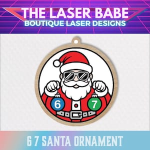 Può includere: Ornamento natalizio in legno raffigurante un Babbo Natale dei cartoni animati con occhiali da sole e un abito rosso. Babbo Natale tiene due palline, una blu con il numero 6 e una verde con il numero 7. Il testo "6 7 SANTA ORNAMENT" è in basso.