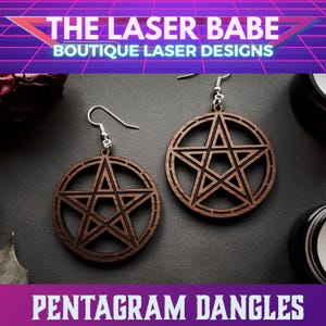 Może przedstawiać: Para drewnianych kolczyków z wzorem pentagramu. Kolczyki są brązowe i mają srebrny haczyk. Kolczyki nazywają się "Pentagram Dangles".