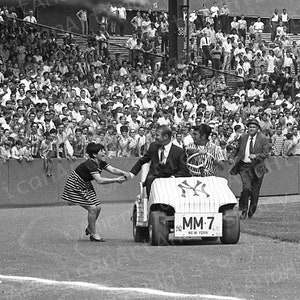 Nadgorliwy fan wita Micka w Dniu Myszki Miki 1969