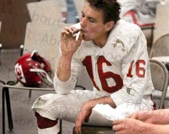 Len Dawson, de los Kansas City Chiefs, fuma un cigarrillo en el primer Super Bowl de 1967.