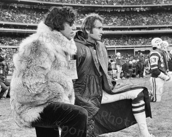 Joe Namath luce un abrigo de piel al margen