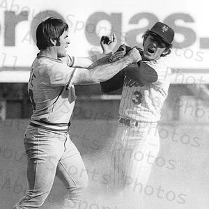 Puede incluir: Un juego de tres cuencos de cerámica anidados en tamaños graduados. Los cuencos son blancos con un acabado moteado y texturizado. El cuenco más grande tiene aproximadamente 20 cm de diámetro, el mediano 15 cm y el más pequeño 10 cm.