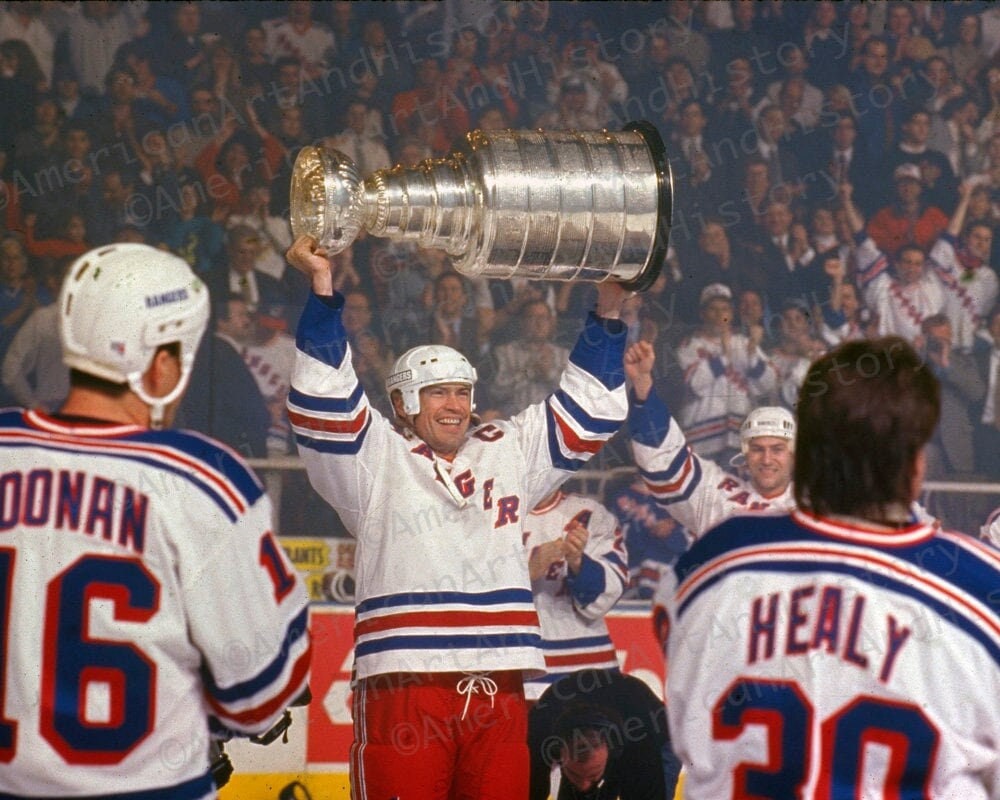 Mark Messier holds the Cup for the NY Rangers, image size:1000x800
