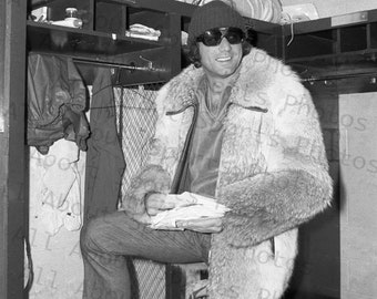 Joe "Cool" Namath lee el correo de sus fans