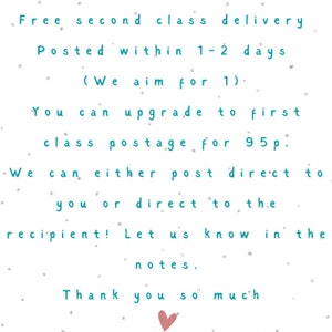 Op de afbeelding: Een witte achtergrond met turquoise tekst die luidt: "Gratis verzending tweede klas Verzonden binnen 1-2 dagen (We streven naar 1 dag). Je kunt upgraden naar eerste klas voor 95p. We kunnen ofwel direct naar jou verzenden ofwel direct naar de ontvanger! Laat het ons weten in de notities. Bedankt"