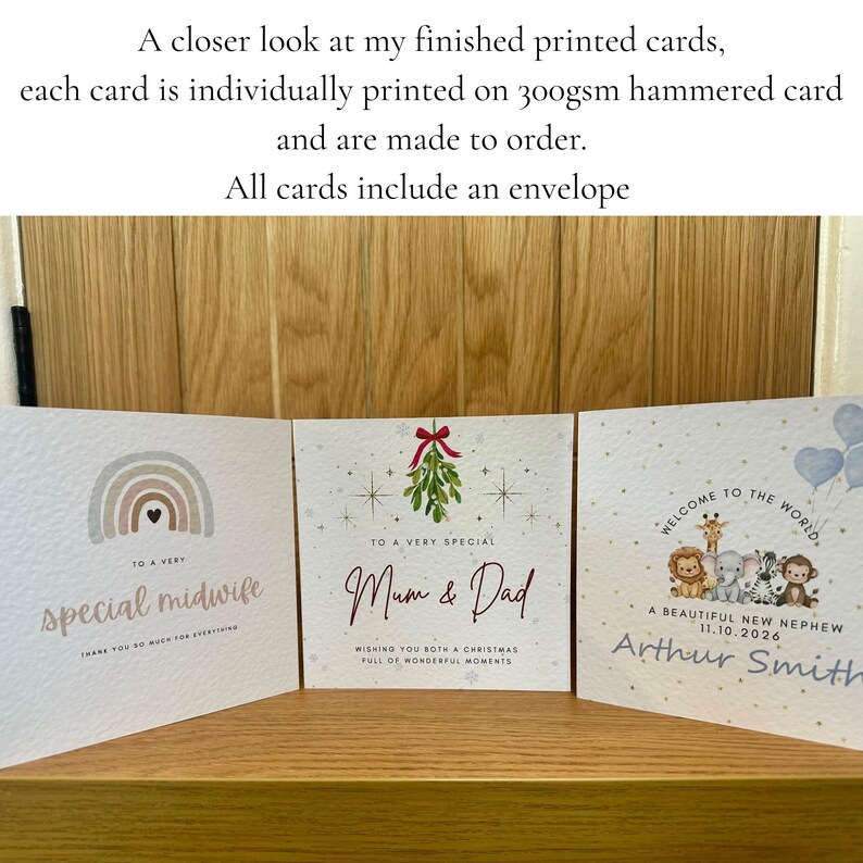 Op de afbeelding: Drie vierkante witte wenskaarten met een getextureerd oppervlak. De linkerkaart toont een regenboog en de tekst 'To a very special midwife'. De middelste kaart toont maretak en 'To a very special Mum & Dad'. De rechterkaart toont dieren en 'Welcome to the world, a beautiful new nephew, Arthur Smith, 11.10.2026'.