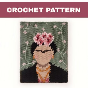 Könnte beinhalten: Häkelmuster von Frida Kahlo mit einer Blumenkrone, einem schwarzen Kleid und einer goldenen Halskette. Der Hintergrund ist grün mit weißen Blumen.