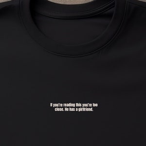 If you are reading this you are too close. He has a girlfriend T-Shirt schwarz herren