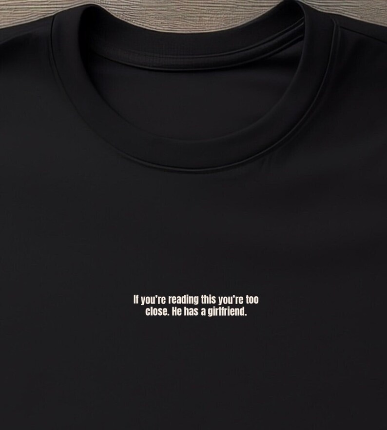 If you are reading this you are too close. He has a girlfriend T-Shirt schwarz herren