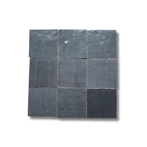Peut inclure: Neuf carreaux carrés gris foncé disposés en grille 3x3. Les carreaux ont une surface légèrement texturée et des nuances de gris variables, créant un motif visuel subtil. Les carreaux sont probablement destinés aux revêtements de sol ou muraux.