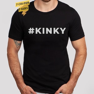 Könnte beinhalten: Schwarzes T-Shirt mit weißem Text, der "#KINKY" lautet