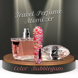 Op de afbeelding: Een reisparfumverstuiver in bubblegumkleur, versierd met roze en witte kralen. De afbeelding toont ook een parfumfles en een decoratieve kristal. De tekst op de afbeelding luidt "Travel Perfume Atomizer" en "Color: Bubblegum."